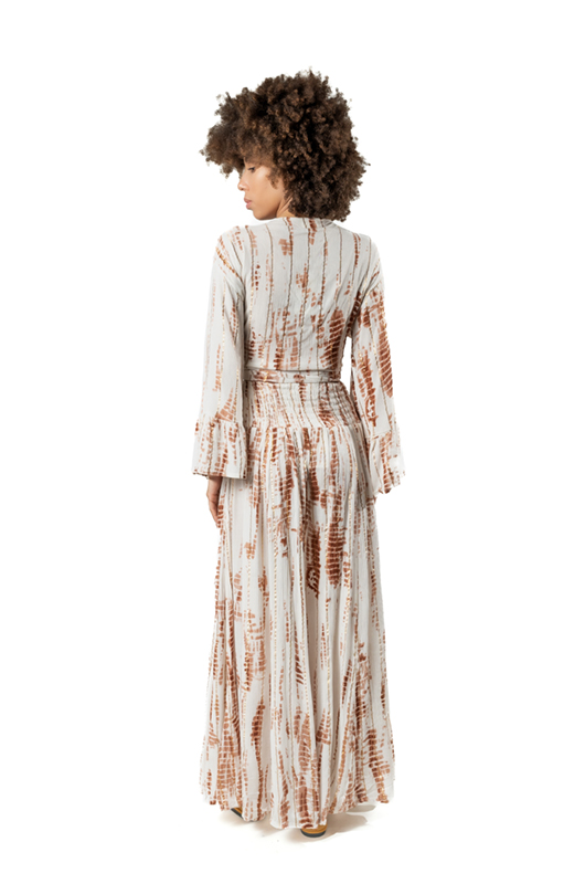 Back view of the white and rust tie-dye lurex set, showing the wide sleeves and elastic waistband on the pants.