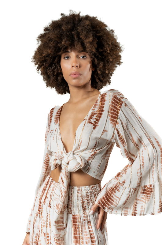 Close-up of the knotted top in the white and rust tie-dye lurex set, highlighting the fabric details.