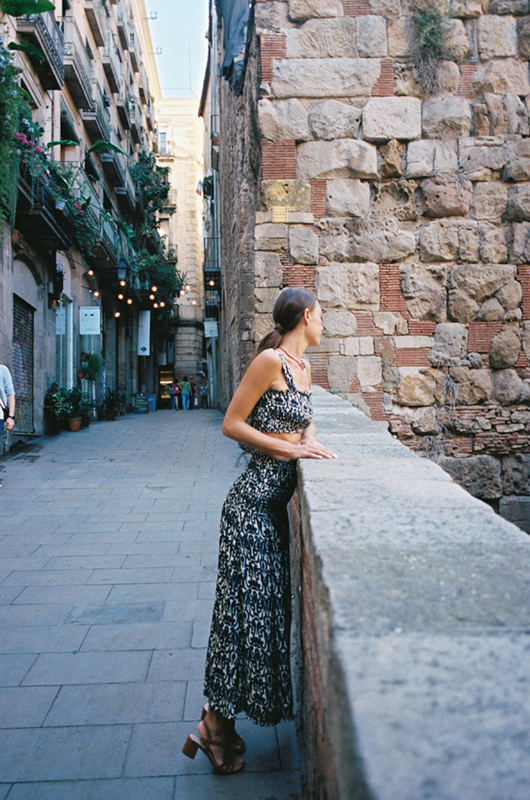 Street style boho chic silk two-piece set black and white crop top with adjustable long skirt